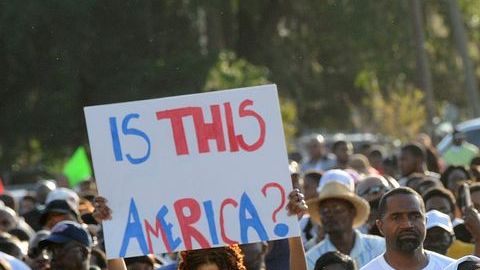 Centenares de personas se han manifestado por la muerte de Trayvon Martin.
