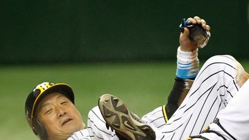 Tomoaki Kanemoto (izq.), de Tigres,  se barre quieto en el home. El  catcher de Oakland es  Kurt Suzuki.