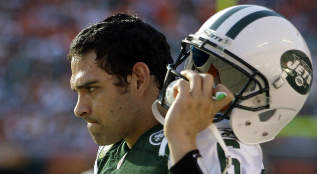La adquisición de Tim Tebow crea dudas sobre la permanencia de Mark Sánchez  como 'quarterback'  abridor de los Jets.