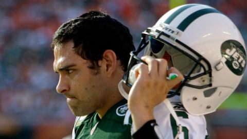 La adquisición de Tim Tebow crea dudas sobre la permanencia de Mark Sánchez como 'quarterback' abridor de los Jets.