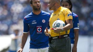 Emanuel Villa discute con el árbitro, pero el informe del silbante fue severo y el goleador de La Máquina recibió una dura sanción.