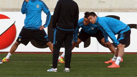 Cristiano Ronaldo y Fabio Coentrao atienden a las indicaciones del técnico José Mourinho en la práctica del equipo en Nicosia.