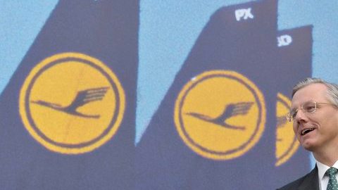 El presidente de la aerolínea alemana Lufthansa, Christoph Franz, en rueda de prensa para presentar balance de compañía, en Fráncfort.