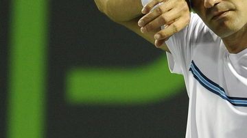 Federer luce agotado mental y físicamente tras su revés.