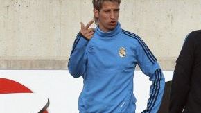 Cristiano Ronaldo y  Fabio Coentrao atienden a las indicaciones del técnico  José Mourinho en la práctica del equipo en Nicosia.