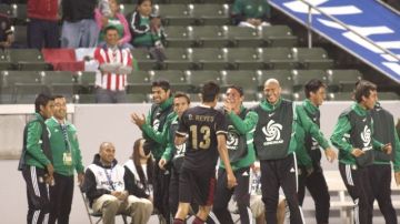 Diego Reyes celebra con su selección la consecución del tercer gol en el partido que México ganó a Trinidad y Tobago por 7-1.