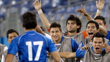 Lester Blanco es esperado por sus compañeros para celebrar su gol sobre el cuadro de las barras y las estrellas en el LP Field.