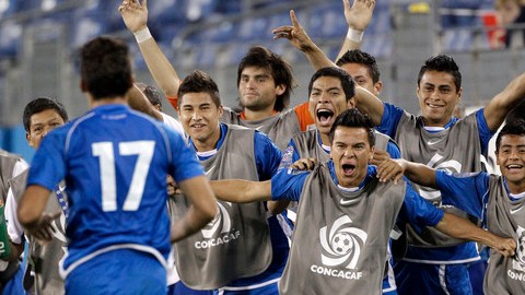 Lester Blanco es esperado por sus compañeros para celebrar su gol sobre el cuadro de las barras y las estrellas en el LP Field.