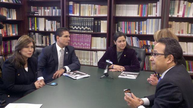 La delegación de senadores mexicanos en una reunión ayer en Sacramento.