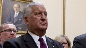 Eric Schneiderman, fiscal general de Nueva York, sostiene una de las armas que fueron incautadas durante el operativo de hoy.