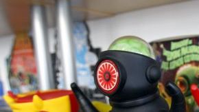 El pingüino zombi Groucho y Spore Trooper son juguetes de vinilo de Alimaña Toys de México.