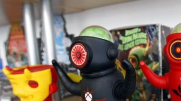 El pingüino zombi Groucho y Spore Trooper son juguetes de vinilo de Alimaña Toys de México.