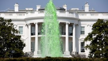 Agua verde emana de la fuente de la Casa Blanca con motivo del Día de San Patricio en Washington,D. C.
