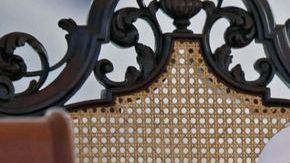 El presidente Raúl Castro subió los escalones hacia el frente del altar ayer y saludó al Pontífice.