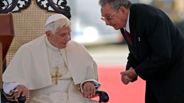 El presidente Raúl Castro subió los escalones hacia el frente del altar ayer y saludó al Pontífice.