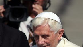 Benedicto XVI conversa con Raúl Castro tras su llegada.