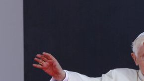 El papa Benedicto XVI saluda a los fieles ayer, en su ceremonia de despedida en el Aeropuerto Internacional del Bajío, en Silao.
