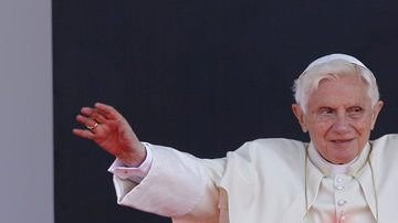 El papa Benedicto XVI saluda a los fieles ayer, en su ceremonia de despedida en el Aeropuerto Internacional del Bajío, en Silao.