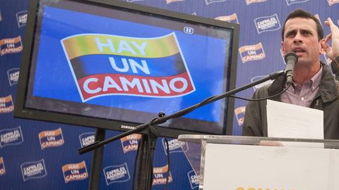 El candidato de la oposición  a las elecciones presidenciales de octubre, Henrique Capriles, habla durante una rueda de prensa en Caracas.