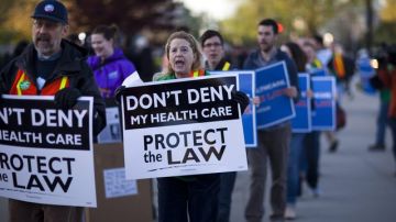 Activistas que apoyan la reforma sanitaria se manifiestan en el exterior del edificio de la Corte Suprema en Washington. Grupos a favor y en contra de la misma se expresaron por igual.