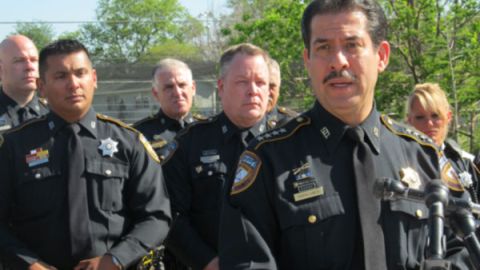 El sheriff del Condado de Harris, Adrián García (der.) al anunciar la asignación de nuevos agentes a tareas de patrullaje e investigación.