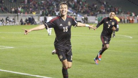 El jugador de México Erick Torres (i) celebra su anotación ante Panamá durante el partido preolímpico de la Concacaf.