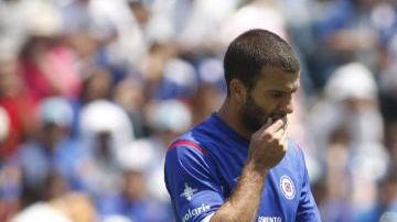 El jugador Emanuel Villa de Cruz Azul sale del campo después de ser expulsado ante Puebla.