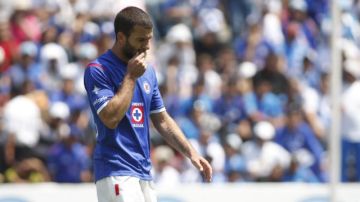 El jugador Emanuel Villa de Cruz Azul sale del campo después de ser expulsado ante Puebla.