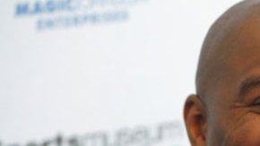 El grupo comprador incluye a Earvin "Magic" Johnson.