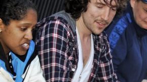 Kate Winslet (der.) ayer en Londres en el reestreno de la película en tres dimensiones.