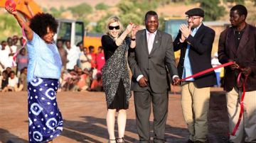 Madonna con el ministro de Educación de Malaui, George Chaponda.