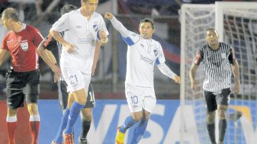 Tabaré Viudez (10) celebra el gol que a la postre significaría la victoria de Nacional de Montevideo sobre Alianza de Lima.