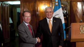 El subsecretario de estado adjunto antidrogas de EEUU, William Brownfield, con el  presidente guatemalteco, Otto Pérez Molina