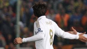 Kaká es felicitado por  Sergio Ramos  luego de anotar el   gol sobre el cuadro chipriota en partido de la Liga de Campeones UEFA.