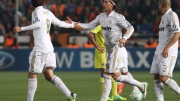 Kaká es felicitado por  Sergio Ramos  luego de anotar el   gol sobre el cuadro chipriota en partido de la Liga de Campeones UEFA.