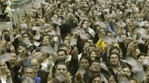 Fotografía de archivo de más de 8000 personas tomando juramento en el Centro de Convenciones de Los Angeles California.
