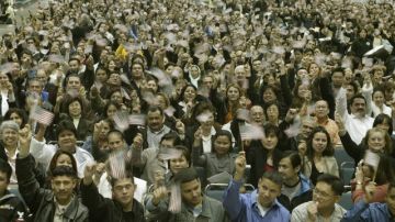 Fotografía de archivo de más de 8000 personas tomando juramento en el Centro de Convenciones de Los Angeles California.