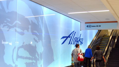 Las mejoras en las salas de Alaska Airlines incluyen kioskos completamente automatizados y lo último de la tecnología.