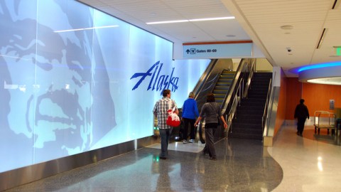 Las mejoras en las salas de Alaska Airlines incluyen kioskos completamente automatizados y lo último de la tecnología.