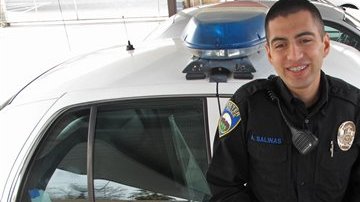 El policía hispano Alex Salinas.