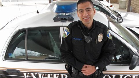 El policía hispano Alex Salinas.