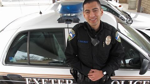 El policía hispano Alex Salinas.