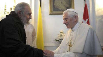 El Papa Benedicto XVI durante la reunión con el expresidente cubano Fidel Castro.