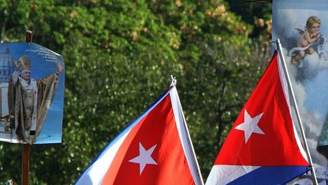 Fieles esperan al Papa en la Plaza de la Revolución de La Habana.