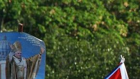 Fieles esperan al Papa en la Plaza de la Revolución de La Habana.