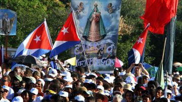 Fieles esperan al Papa en la Plaza de la Revolución de La Habana.