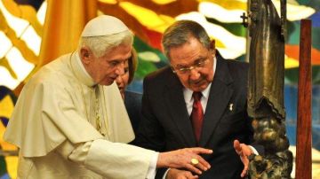 Benedicto XVI y el presidente cubano, Raúl Castro, observan una figura de la Virgen de la Caridad, obsequio del mandatario al Papa, durante un encuentro ayer en el Palacio de la Revolución en La Habana.