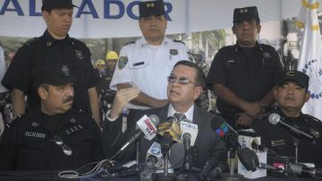 El ministro salvadoreño  de Seguridad, David Munguía Payés negó una supuesta negociación entre el Gobierno del país y las pandillas.