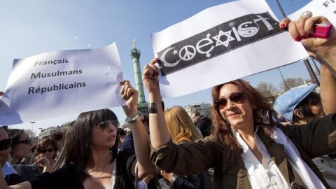 Miles de personas se manifiestan en París.