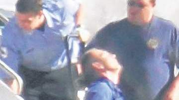 El piloto de un vuelo de JetBlue (centro) tuvo un comportamiento extraño por lo que fue sacado de la cabina de mando  y  sostenido por la fuerza.  El avión aterrizó en  Texas.